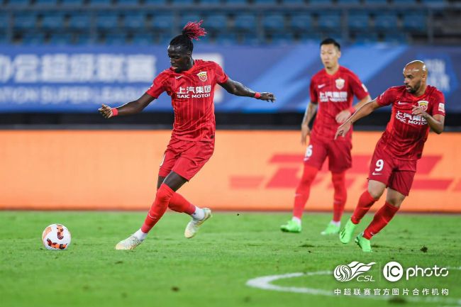 据The Athletic报道，2022年夏天，滕哈赫原本力主引进德容，但当时高层告知他没有足够转会预算，最后匆匆签下卡塞米罗。